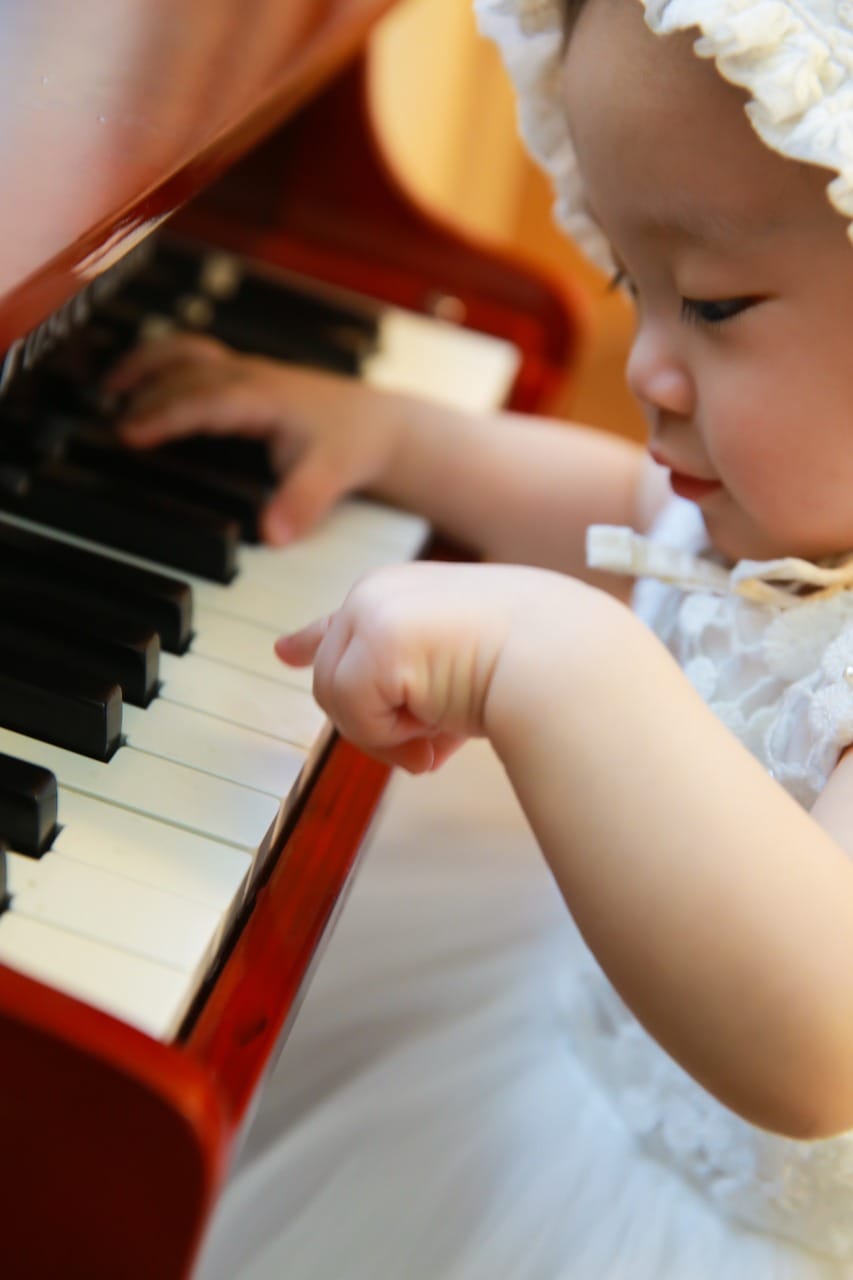 child learn piano